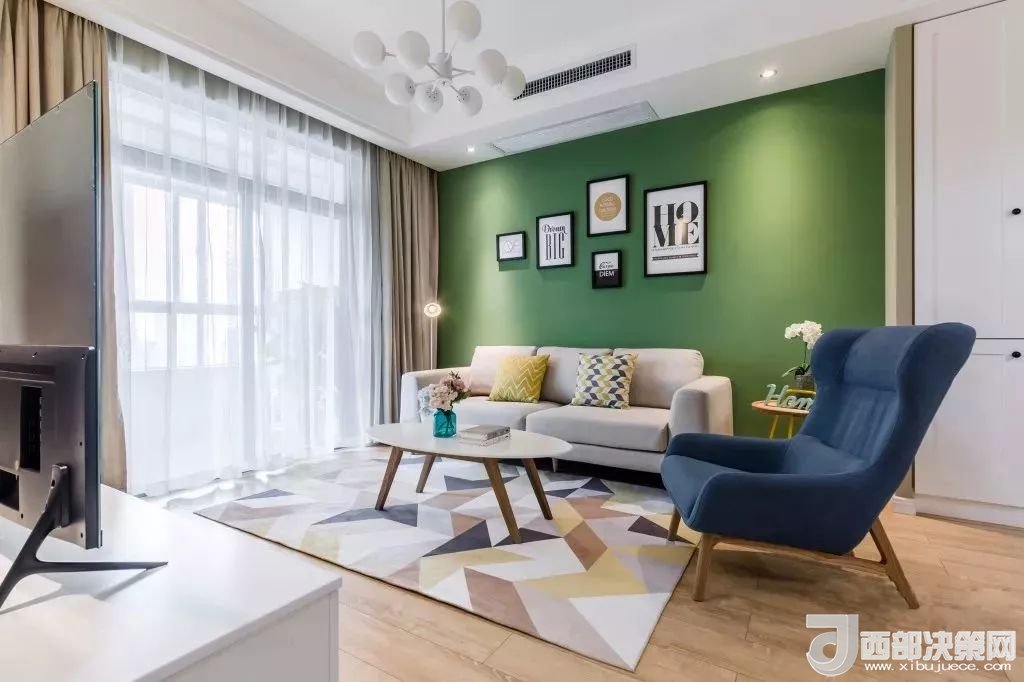 沙發(fā)背景墻選對裝飾畫，才能美了整個客廳空間！