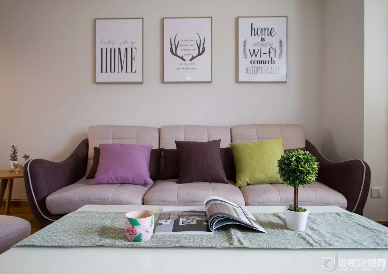 沙發(fā)背景墻選對裝飾畫，才能美了整個客廳空間！