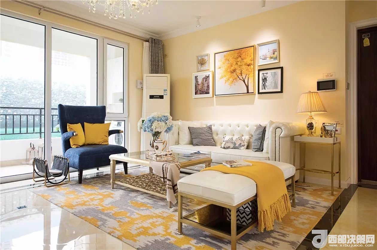 沙發(fā)背景墻選對裝飾畫，才能美了整個客廳空間！