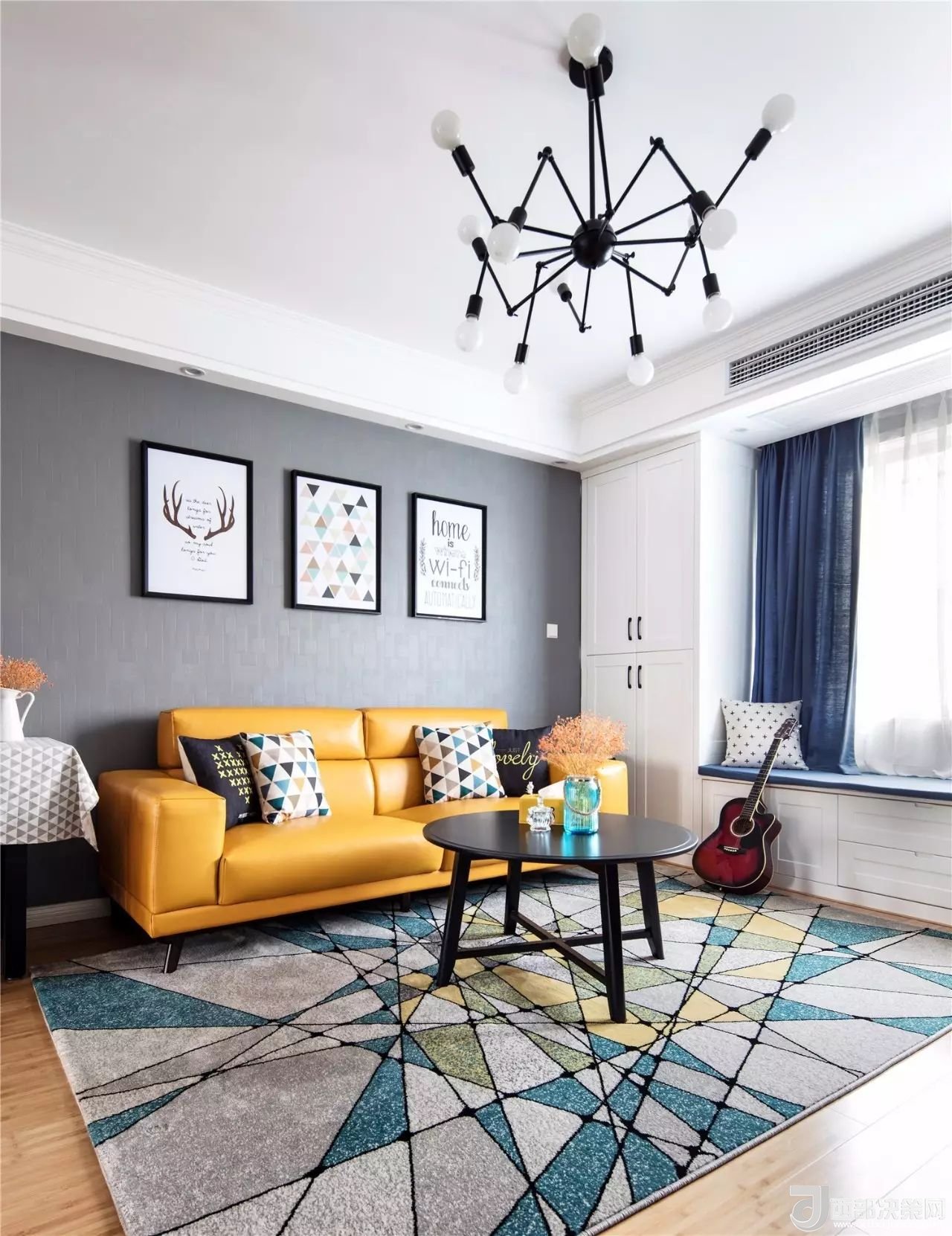 沙發(fā)背景墻選對裝飾畫，才能美了整個客廳空間！