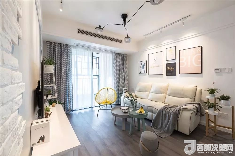 沙發(fā)背景墻選對裝飾畫，才能美了整個客廳空間！