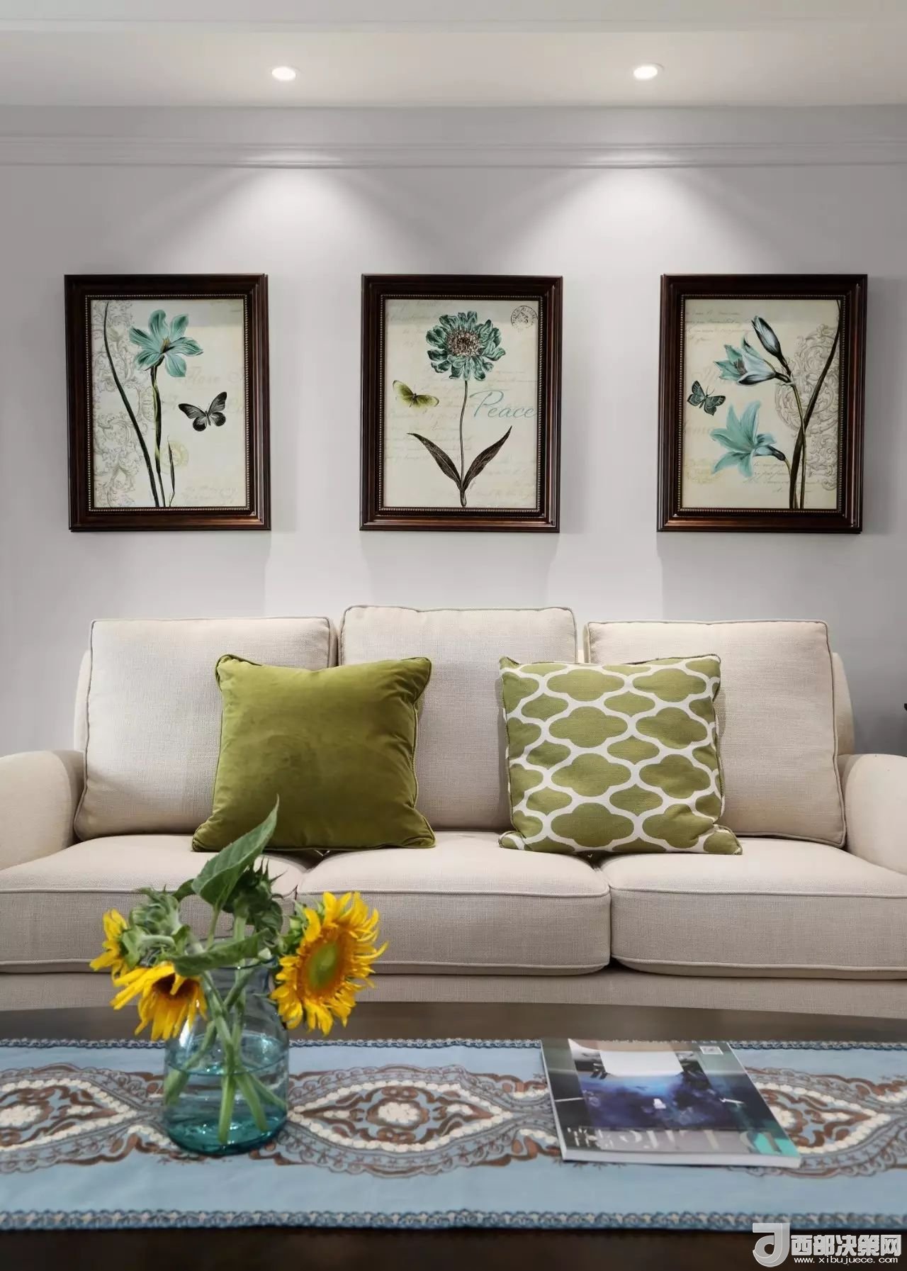 沙發(fā)背景墻選對裝飾畫，才能美了整個客廳空間！