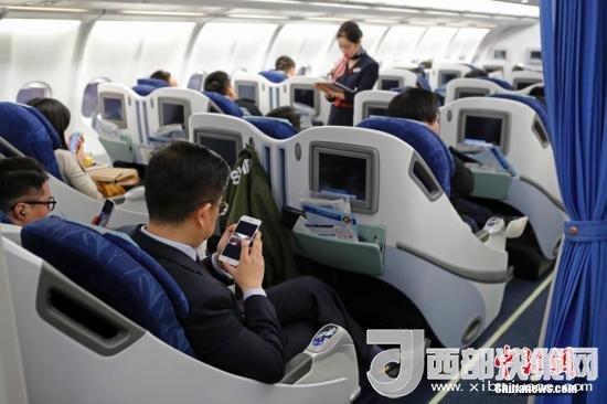 在東航MU5137航班上，旅客全程在飛行模式下可以使用手機(jī)。殷立勤 攝