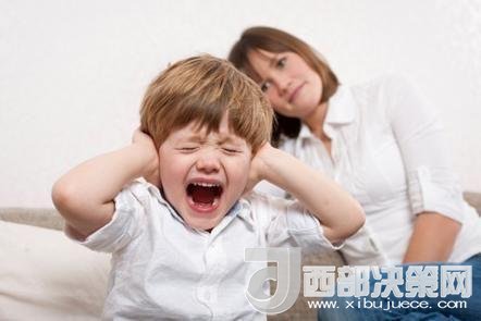 這時(shí)孩子可能會(huì)一直哭，甚至觀察父母的反應(yīng)。父母這時(shí)候可以讓他哭，哭累了自然就會(huì)停下，要讓孩子明白“鬧起來沒道理我不會(huì)心疼你”。