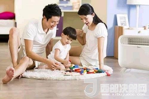 兒童時(shí)期，孩子好奇心強(qiáng)，喜歡“打破砂鍋問到底”、“探究性拆東西”、“自言自語做游戲”。這些聽似好笑，看似頑皮的言行舉止，恰恰就是孩子創(chuàng)造火花的閃現(xiàn)。心理學(xué)家鄧斯克認(rèn)為，小孩子在游戲中的“假裝”會(huì)大大促進(jìn)他們的發(fā)散思維。