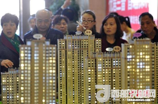 資料圖：民眾選購商品房。 <a target='_blank' >中新社</a>記者 韋亮 攝