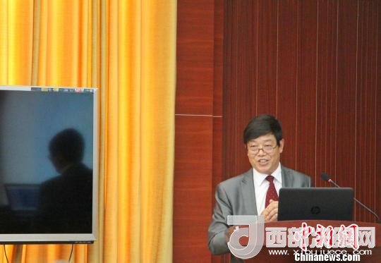 圖為中南大學教授歐陽友權(quán)在現(xiàn)場作了題為“我國文化產(chǎn)業(yè)發(fā)展的三大拐點與高校的責任”報告?！≮w曉 攝