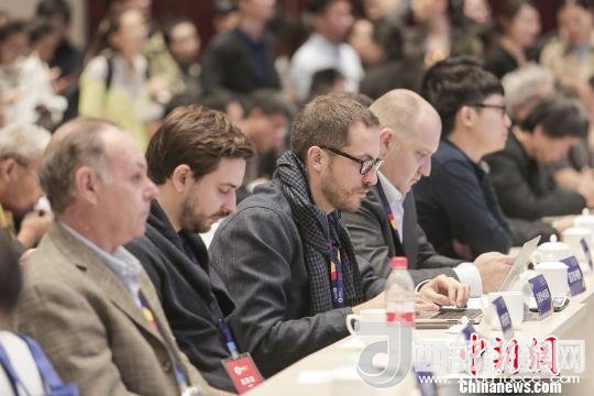 河北工業(yè)設(shè)計創(chuàng)新中心(以下簡稱HIDC)啟動儀式暨“設(shè)計促轉(zhuǎn)型·創(chuàng)新贏未來”國際工業(yè)設(shè)計工作坊26日在河北省省會石家莊市舉行。圖為與會各國設(shè)計師。　肖欣 攝