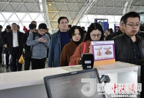 圖為旅客等待進入客艙?！慰∶?攝