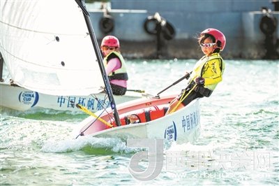 青島市北區(qū)立新小學學生參加2017年中國杯青少年帆船OP項目比賽。孫軍/攝