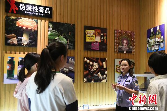 山西省司法行政戒毒系統(tǒng)積極面向社會(huì)開展禁毒警示教育?！　　⊥踅ㄜ?攝