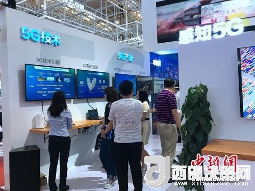 資料圖：普通消費者在參觀5G技術(shù)展示。<a target='_blank'  data-cke-saved-  >中新網(wǎng)</a> 吳濤 攝