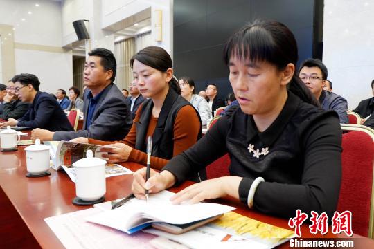 圖為與會嘉賓聆聽專家演講?！±铍h 攝