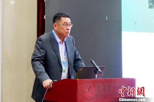 圖為青海省農(nóng)林科學(xué)院副院長、國家大麥青稞產(chǎn)業(yè)技術(shù)體系崗位科學(xué)家遲德釗正在發(fā)言?！±铍h 攝