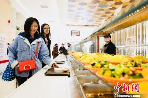 　資料圖：消費者在餐廳就餐。　樸峰 攝