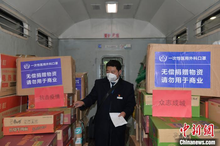 圖為中國鐵路昆明局集團通過普速客車行李車運送疫情防控保障物資。　黃婷婷 攝