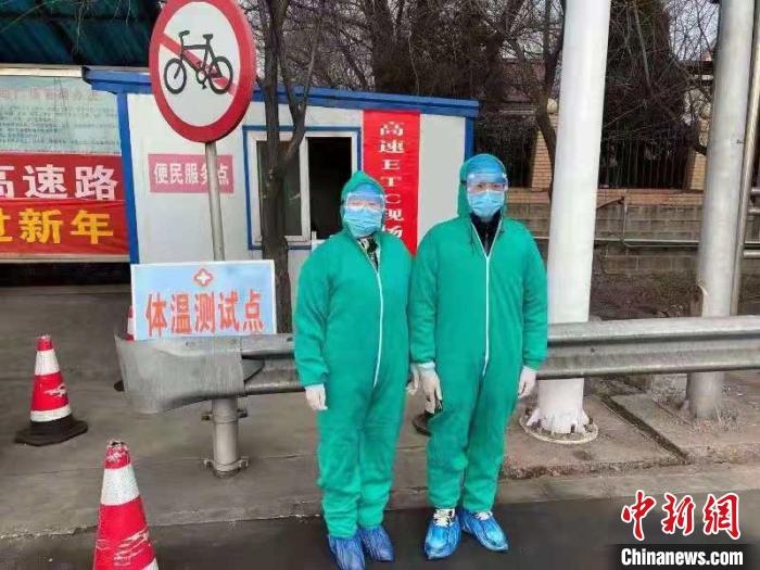 鄉(xiāng)鎮(zhèn)衛(wèi)生院和社區(qū)衛(wèi)生中心工作人員排查發(fā)熱患者?！〗樾菔嗅t(yī)療集團(tuán)供圖 攝