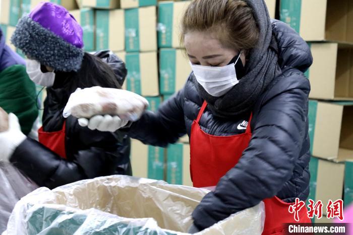 當雄縣民眾將牦牛肉裝箱?！‘斝劭h 供圖 攝