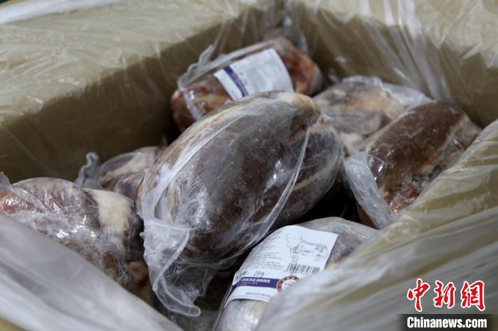 當雄縣援鄂物資中的牦牛肉，圖中的為腱子肉，是牦牛肉中的“極品”?！‘斝劭h 供圖 攝