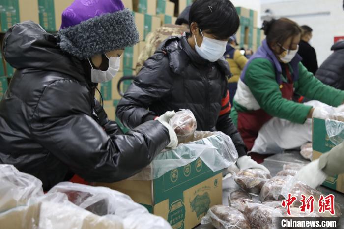 當雄縣民眾打包當?shù)氐奶禺a(chǎn)，“有身份證”牦牛肉?！‘斝劭h 供圖 攝