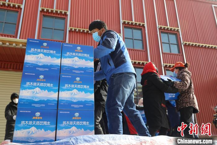 西藏當雄給湖北荊州送去冰川礦泉水、牦牛肉等物資