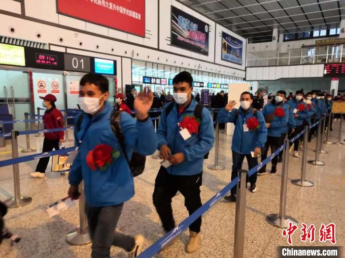 外出務工人員有序排隊辦理登記手續(xù)?！O友軍 攝