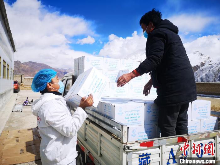 圖為工作人員搬運(yùn)物資。堆龍德慶區(qū)宣傳部供圖