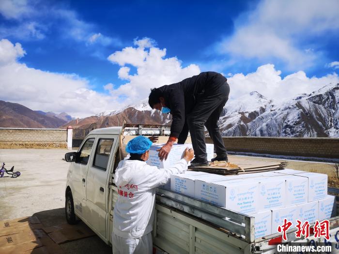 圖為工作人員搬運(yùn)物資。堆龍德慶區(qū)宣傳部供圖