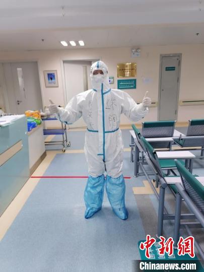 徐陶在工作中。四川援助湖北醫(yī)療隊供圖