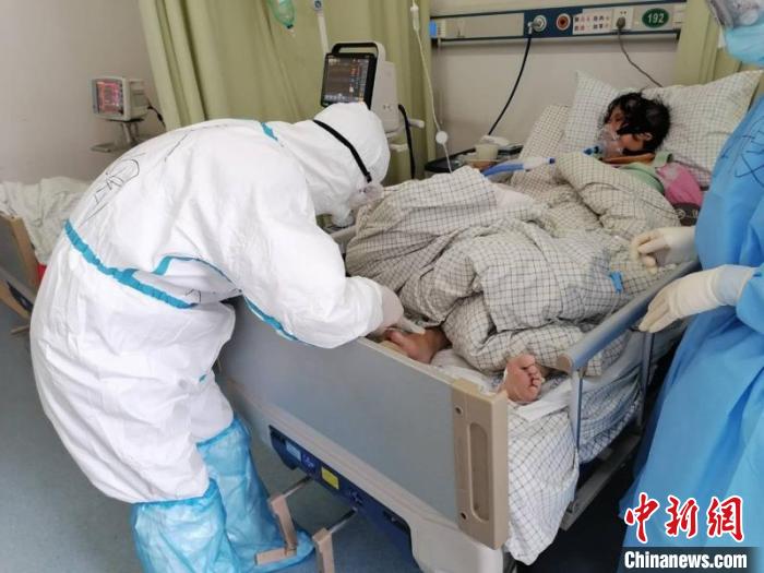 徐陶在工作中。四川援助湖北醫(yī)療隊供圖