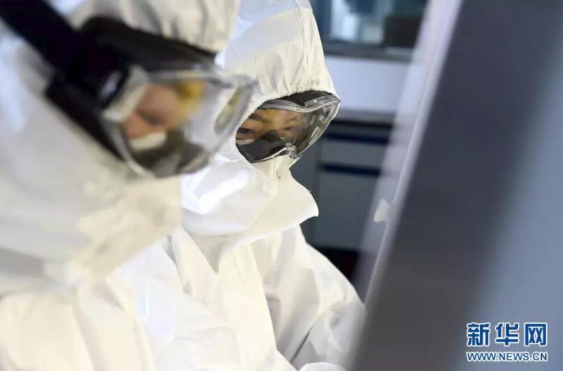 ▲資料圖片：負責新型冠狀病毒核酸檢測的工作人員，在實驗室進行樣本處理。（新華社發(fā) 周牧 攝）