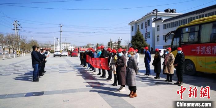 圖為甘肅禮縣，歡送首批乘“專車”赴浙江的務(wù)工人員。(資料圖) 田瑞萍 攝