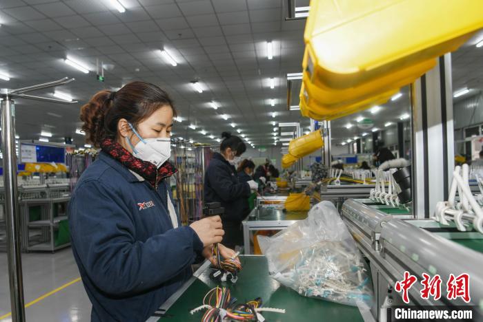 工人戴著口罩搶抓生產(chǎn)?！】到?攝