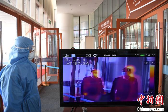 圖為游客步行通過紅外線測溫通道?！钇G敏 攝