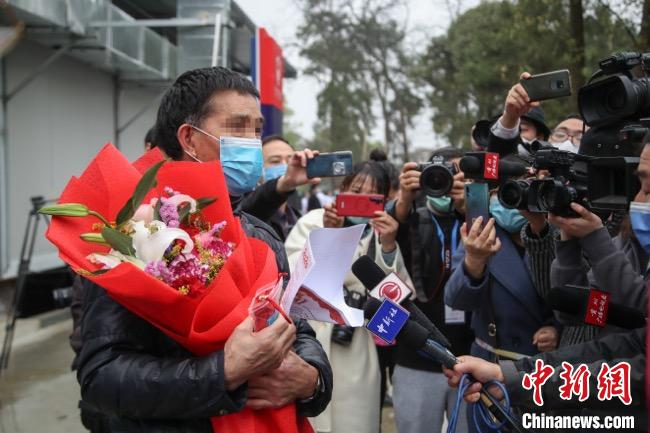 圖為貴州省最后一名新冠肺炎確診患者從貴州省將軍山醫(yī)院出院，患者接受媒體采訪?！■暮陚?攝
