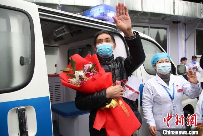 圖為貴州省最后一名新冠肺炎確診患者從貴州省將軍山醫(yī)院出院，患者與眾人揮手告別?！■暮陚?攝