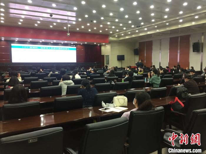 山西選派554名疫情防控指導(dǎo)員駐校指導(dǎo)高三年級(jí)開(kāi)學(xué)疫情防控?！「呷鸱?攝