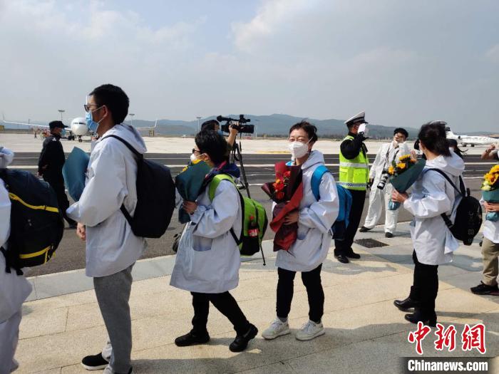 圖為交警向醫(yī)療隊敬禮?！№n帥南 攝