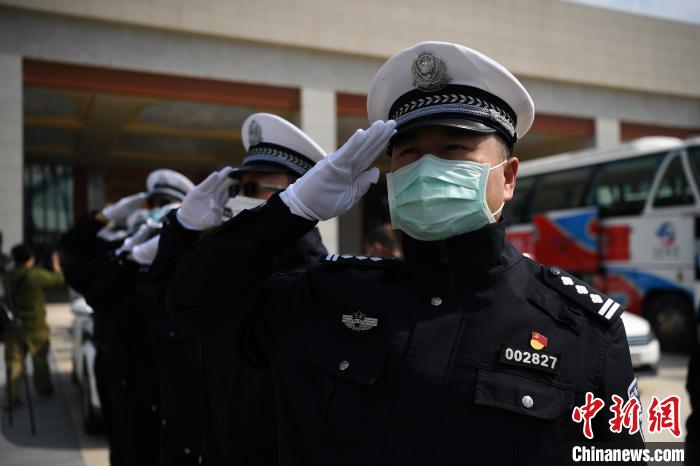 圖為交警們向醫(yī)療隊敬禮?！】灯?攝