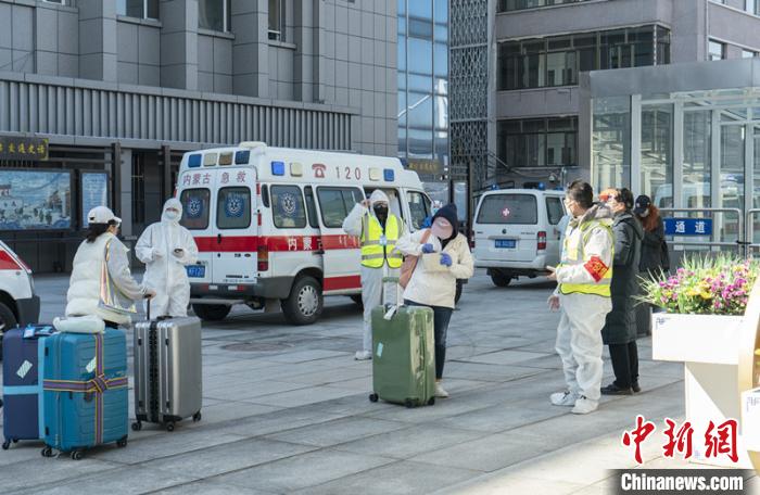 圖為呼和浩特車站“外防輸入”?！∠牧?攝