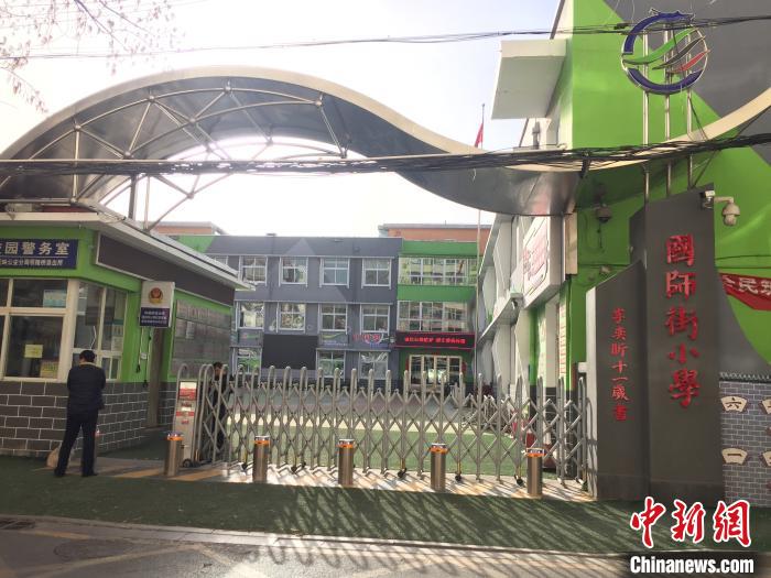 校門口設(shè)置臨時(shí)等候區(qū)，區(qū)域四周5米為禁行區(qū)?！「呷鸱?攝