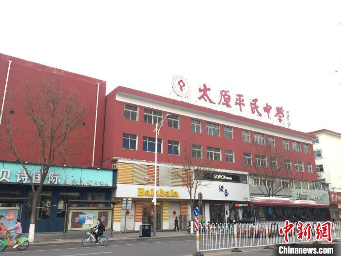 所有師生實(shí)行“日?qǐng)?bào)告”“零報(bào)告”制度，確保開學(xué)后校園衛(wèi)生安全?！「呷鸱?攝