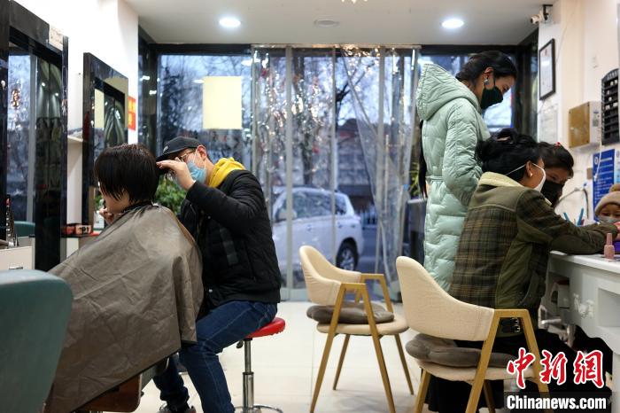 拉薩市民在一美發(fā)店理發(fā)、美甲?！〗w波 攝