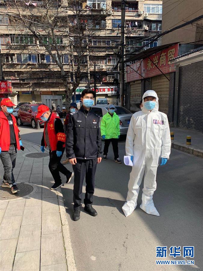 （習(xí)近平致敬的戰(zhàn)“疫”英雄·公安干警篇·圖文互動）（6）他們，抗疫一線鑄警魂