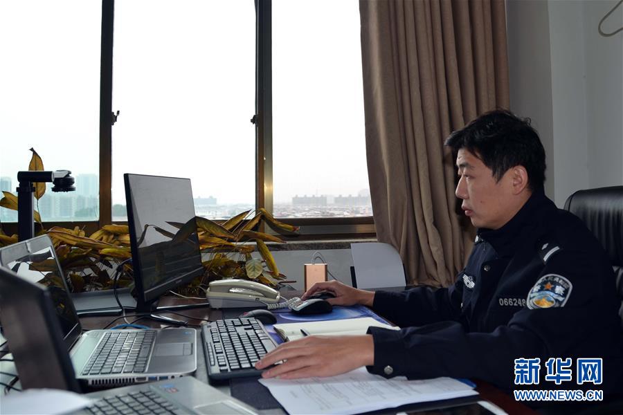 （習(xí)近平致敬的戰(zhàn)“疫”英雄·公安干警篇·圖文互動）（8）他們，抗疫一線鑄警魂