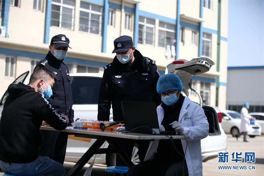 （習(xí)近平致敬的戰(zhàn)“疫”英雄·公安干警篇·圖文互動）（3）他們，抗疫一線鑄警魂