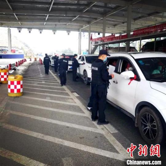 圖為云南一邊境檢查站防控疫情同時(shí)嚴(yán)防境外毒品滲透?！≡颇鲜」矎d供圖 攝