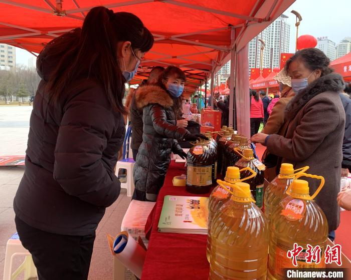 圖為市民們正在采購商品?！O睿 攝