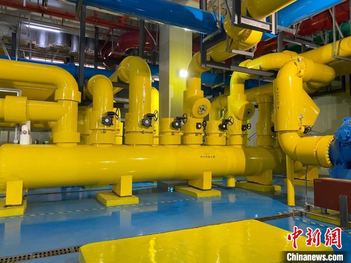 圖為中國移動(dòng)云南數(shù)據(jù)中心冷卻系統(tǒng)?！⊥蹯簛?攝