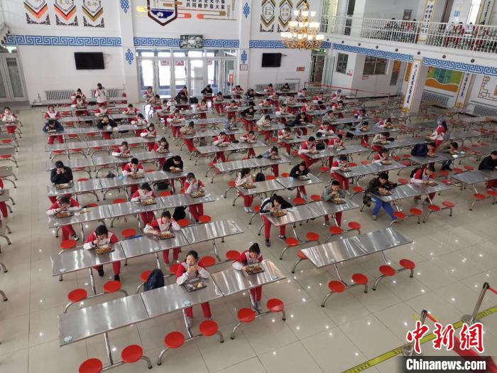 圖為學(xué)生們在食堂就餐。　烏婭娜 攝